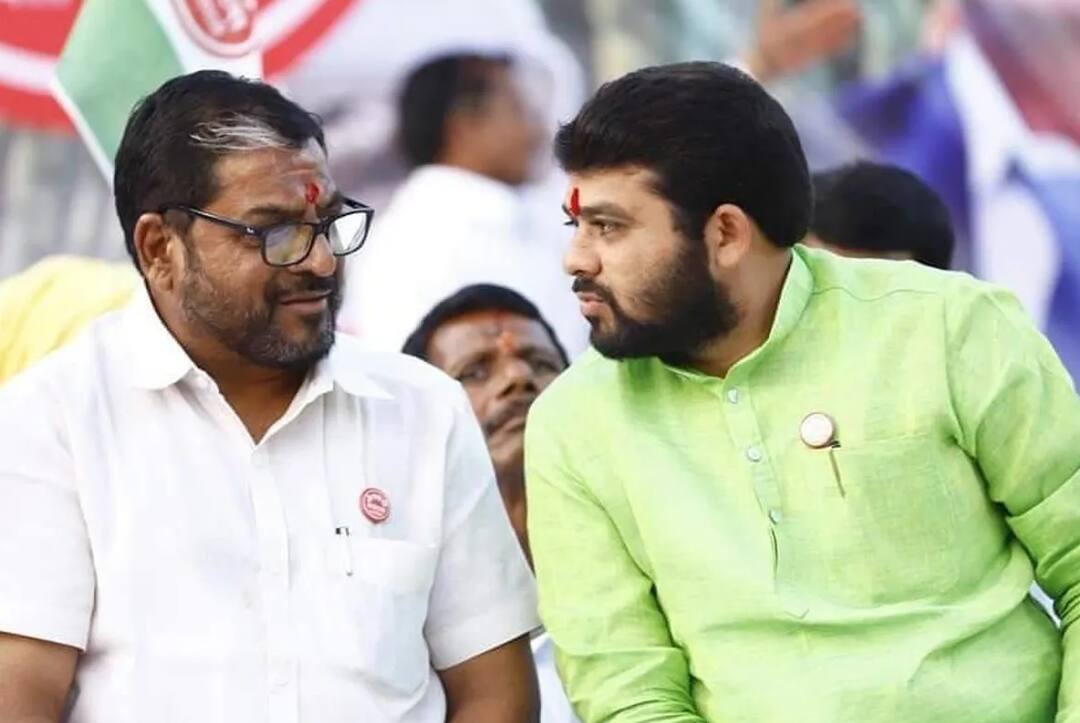 Ravikant Tupkar : गुरुच्या पावलावर शिष्याचे पाऊल, लोकसभा निवडणुकीसाठी रविकांत तुपकर वापरणार शेट्टींचे 'हे' तंत्र! Ravikant Tupkar likely contest Buldhana lok Sabha Election 2024 he use fund collection appeal as raju shetti used election Ravikant Tupkar : गुरुच्या पावलावर शिष्याचे पाऊल, लोकसभा निवडणुकीसाठी रविकांत तुपकर वापरणार शेट्टींचे 'हे' तंत्र!