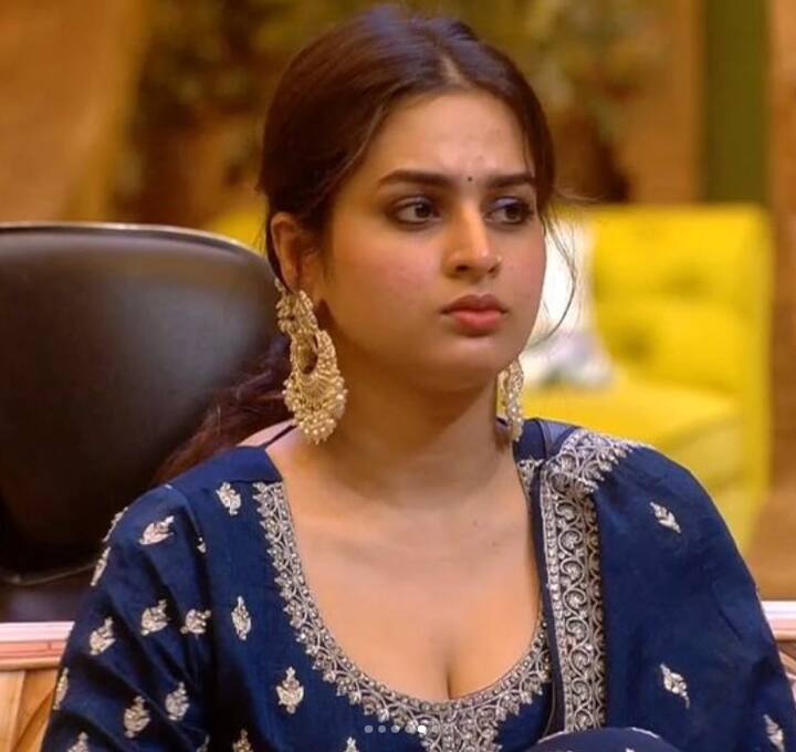 हाल ही में बिग बॉस 17 में वाइल्ड कार्ड कंटेस्टेंट्स आयशा खान पर सलमान खान का गुस्सा फूटा है. सलमान ने आयशा को नेशनल टीवी पर खूब खरी खोटी सुनाई है.