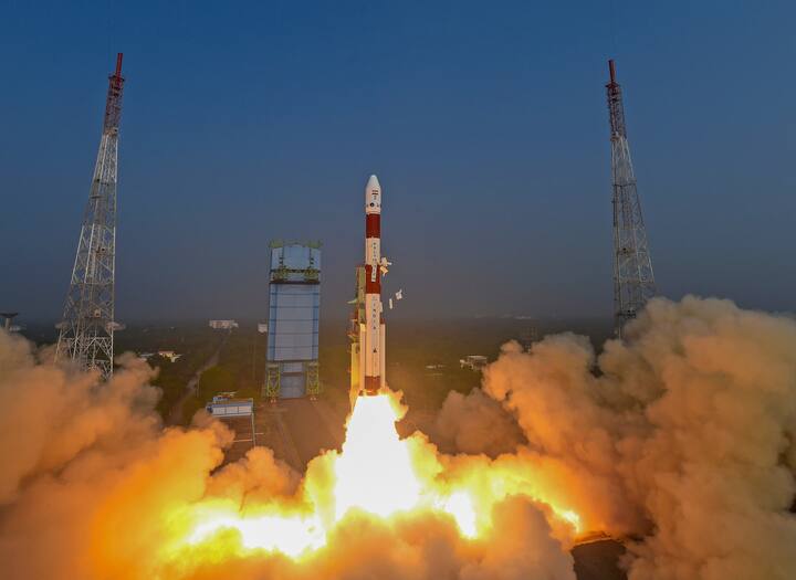 নতুন বছরের প্রথম দিনেই ভারতীয় মহাকাশ গবেষণা সংস্থা ইসরো-র (ISRO)মুকুটে জুড়েছে নতুন পালক। অন্ধ্রপ্রদেশের শ্রীহরিকোটার সতীশ ধাওয়ান স্পেস রিসার্চ সেন্টার থেকে মহাকাশে পাড়ি দিল 'এক্সপোস্যাট'।