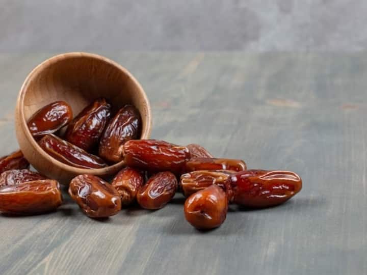 Pinda dates are very beneficial for health in winter if eaten like this it will give double strength winter fruits ठंड में सेहत के लिए बहुत फायदेमंद पिंड खजूर, ऐसे खाएंगे तो देगा डबल ताकत
