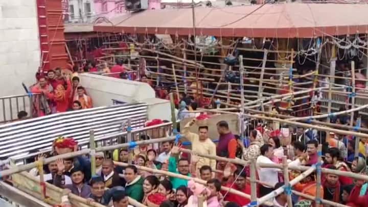 ভক্তদের ভিড় সামলাতে মন্দির কমিটি থেকে নিরাপত্তারক্ষীর সংখ্যা বাড়ানো হয়েছে।