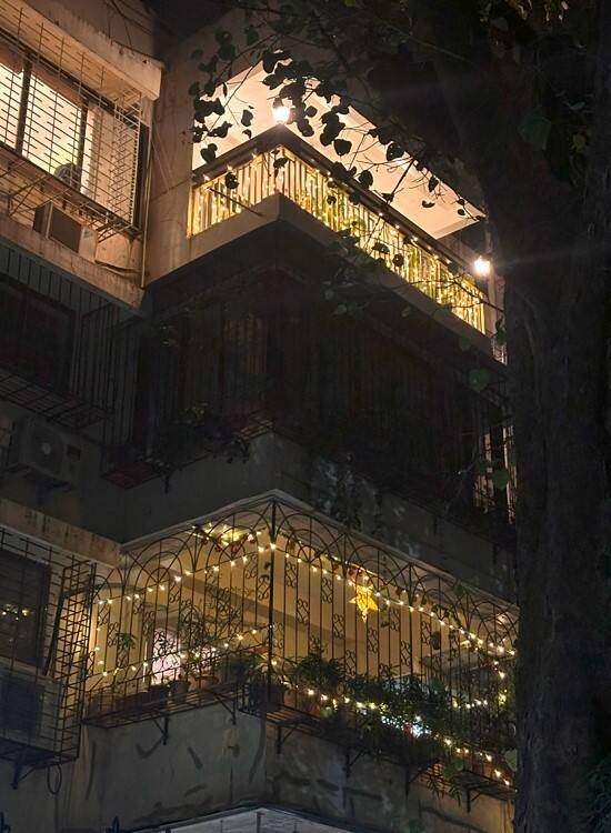 वहीं अब आमिर के घर की तस्वीर सामने आई है, जिसे दुल्हन की तरह सजाया गया है.