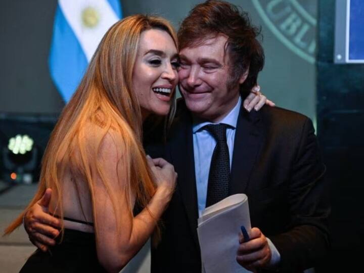 Argentina President Javier Milei smooched girl friend fatima florez on stage watch video Watch: આર્જેન્ટિનાના રાષ્ટ્રપતિ ફરી આવ્યા વિવાદમાં, ગર્લફ્રેન્ડને સ્ટેજ પર કરી કિસ, દર્શકો પણ રહી ગયા હેરાન