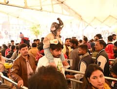 Varanasi: नए साल के पहले दिन काशी विश्वनाथ में उमड़े श्रद्धालु, 7 लाख से ज्यादा लोगों ने किए दर्शन, देखें तस्वीरें