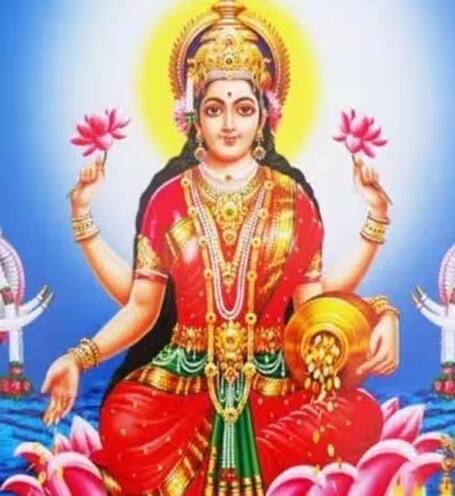 New Year 2024: મંત્રોને ખૂબ અસરકારક માનવામાં આવે છે. એવું માનવામાં આવે છે કે જો નવા વર્ષની શરૂઆત કેટલાક ખાસ મંત્રોથી કરવામાં આવે તો તેની શુભ અસર આખા વર્ષ દરમિયાન જોવા મળે છે. જાણો નવા વર્ષના દુર્લભ મંત્રો