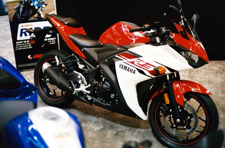 तीसरा नाम यामाहा YZF आर3 बाइक का है. ये बाइक 321cc इंजन से लैस है, जो 41.4bhp की पावर जेनरेट करने में सक्षम है. इसे खरीदने के लिए आपको 4,64,900 रुपए एक्स-शोरूम की कीमत चुकानी पड़ेगी.