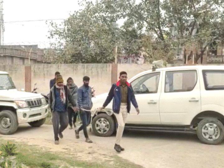 साल खत्म होते-होते बिहार से एक बड़े स्कैम की खबर आई. बिहार में महिलाओं को प्रेग्नेंट करके पैसे देने का स्कैन सामने आए. आल इंडिया प्रेग्नेंट जाब (बेबी बर्थ सर्विस) के नाम से चलाई गई इस फर्जी स्कीम के तहत. आरोपी भोले भाले लोगों को फोन पर यह कहते हैं कि जिन महिलाओं के बच्चे नहीं है उन्हें प्रेग्नेंट करना है और उसके बदले में उन्हें पैसे दिए जाएंगे. वह बताते हैं अगर महिलाएं प्रेग्नेंट हो गई तो 13 लाख और नहीं प्रेग्नेंट नहीं हुईं तो 5 लाख रुपए दिए जाएंगे. जो लोग उनके इस फर्जीवाड़े में फंस जाते. सबसे पहले उनसे यह लोग रजिस्ट्रेशन के नाम पर 799 लेते थे. उसके बाद सिक्योरिटी फीस के नाम पर 5000 से लेकर 20000 रूपये की रकम तक ऐंठ लेते थे.