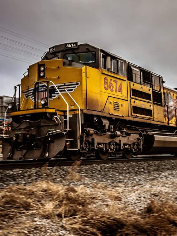 શરૂ થતાં પહેલાં ટ્રેન ઝટકો કેમ મારે છે?