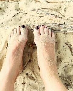 Karisma Kapoor Pics: नीले समुद्र के बीच नए साल का जश्न मनाती दिखीं करिश्मा कपूर, काले लिबास में लगीं बला की खूबसूरत