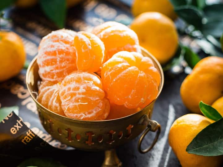 Benefits of Oranges :  संत्री जीवनसत्त्वांनी भरलेली असतात आणि ती स्वादिष्टही असतात! प्रत्येकाला माहित आहे की संत्री व्हिटॅमिन सीचा एक चांगला स्त्रोत आहे