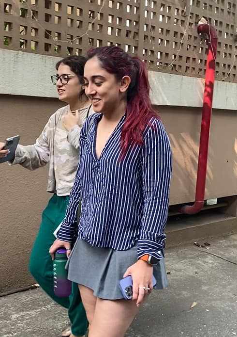 इरा खान नो मेकअप लुक में दिखी. लेकिन उनके चेहरे पर वेडिंग ग्लो साफ नजर आ रहा है.