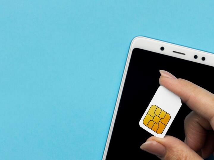 अक्सर लोगों को विदेश यात्रा के दौरान सिम कार्ड की समस्या परेशानी करती है. यात्रा शुरू भी नहीं हुई होती और पहले ही लोग सिम कार्ड को लेकर बातें करने लग जाते हैं. इस डिजिटल युग में किसी दूसरे के नेटवर्क को यूज करना और उसपर डिपेंड रहना खतरनाक है. ऐसे में हम आपको एक तरीका बता रहा हैं जहां से आप सस्ते में अपने देश में बैठे ही बाहर की सिमकार्ड को खरीद सकते हैं. जी हां, ये संभव है.