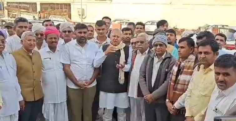 Board of Directors election in Tharad Marketyard in Banaskantha has been postponed. થરાદ માર્કેટ યાર્ડના બોર્ડ ઓફ ડિરેક્ટરોની ચૂંટણી ટળી,  તમામ ડિરેક્ટરો બિનહરીફ ચૂંટાયા