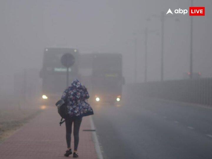 कश्मीर में भी न्यूनतम पारा जीरो से नीचे जा चुका है. मौसम विभाग के अनुसार, यहां पर 5 जनवरी तक बादल छाए रहेंगे और पारा ऐसे ही गिरा रहेगा.