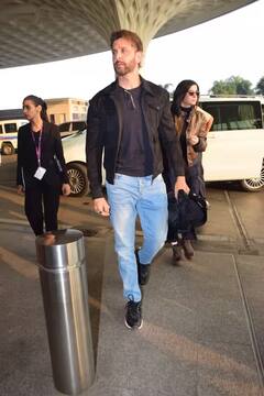 ગર્લફ્રેન્ડ સાથે સ્પૉટ થયો Hrithik Roshan, ડેનિમ જીન્સ-લેધર જેકેટમાં હેન્ડસમ લાગ્યો 'ફાઇટર' એક્ટર, Saba Azadનો પણ સ્ટાઇલિશ લૂક