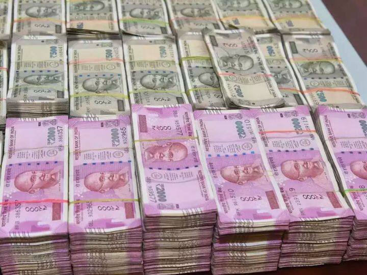 इस साल पुणे से भी एक बड़े स्कैम की खबर आई. पुणे में करीब 200 करोड़ की ठगी के मामले में पिंपरी चिंचवड़ पुलिस की क्राइम ब्रांच यूनिट ने इंटर स्टेट गिरोह को पकड़ा. जिसमें 14 अपराधी शामिल थे. इस गिरोह पर आरोप था कि इस गिरोह के लोगों ने ऑनलाइन टास्क देकर लोगों से लगभग 200 करोड़ रुपये का फ्रॉड किया था. इन आरोपियों ने 95 बैंक खाते खोले थे और 17 अलग जगहों पर वारदातों को अंजाम दिया.