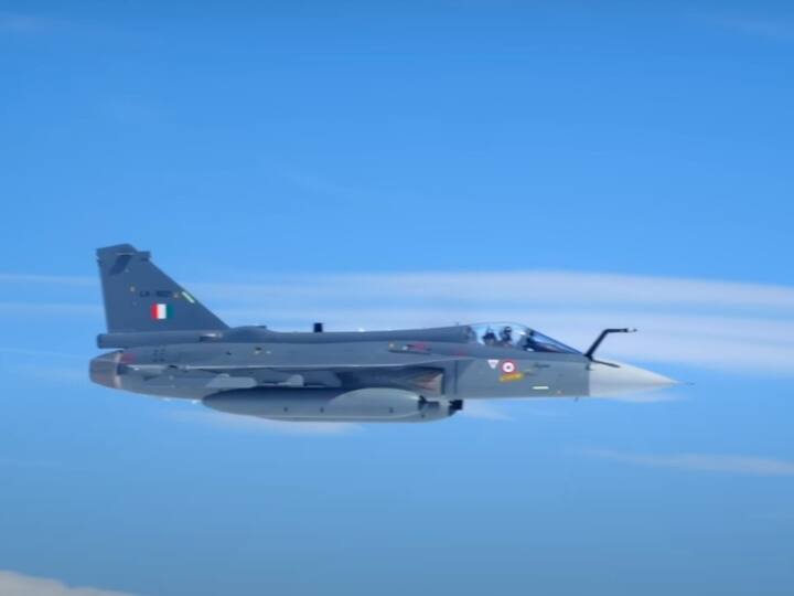 HAL तेजस एक स्वदेशी लड़ाकू जेट है, जो भारतीय वायु सेना (IAF) के संचालन में अत्यधिक महत्व रखता है. हल्के बहुउद्देशीय विमान के रूप में तेजस रक्षा विनिर्माण में भारत की तकनीकी प्रगति और आत्मनिर्भरता को प्रदर्शित करता है. ये भारत में बनाया गया फाइटर जेट है.