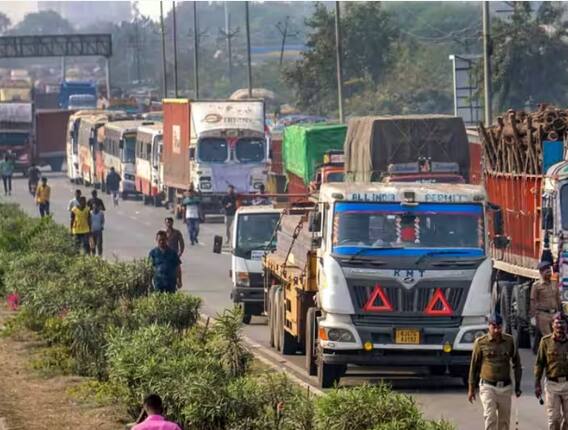 Truck Driver Strike: ਹਿੰਡ ਐਂਡ ਰਨ ਕਾਨੂੰਨ 'ਚ ਹੋਇਆ ਇਹ ਬਦਲਾਅ, ਪੈਟਰੋਲ ਪੰਪ 'ਤੇ ਲੱਗੀਆਂ ਕਤਾਰਾਂ ਅਤੇ ਟਰੱਕ ਡਰਾਈਵਰ ਕਰ ਰਹੇ ਹੜਤਾਲ