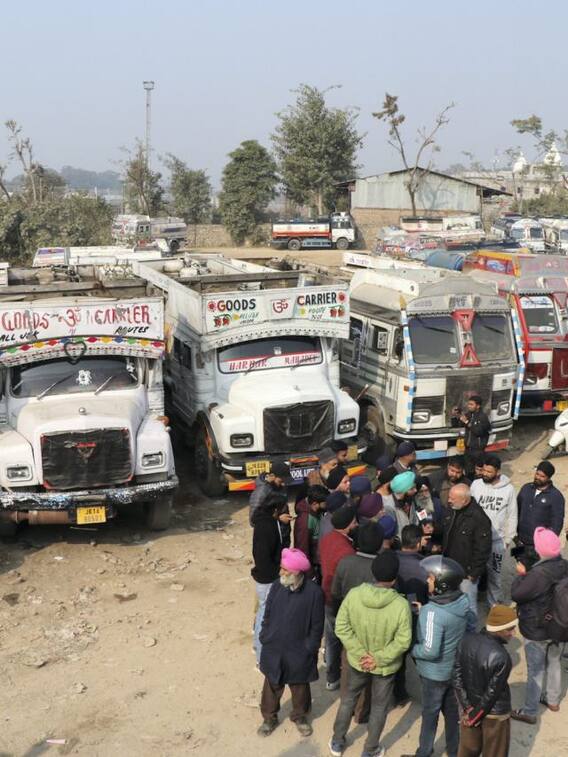 यूपी में नए सड़क कानून का विरोध तेज, ट्रक-बस चालकों ने किया चक्का जाम