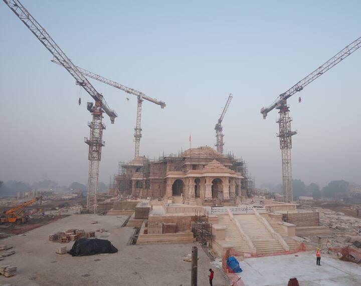 નિર્માણ સાથે જોડાયેલા એક એન્જિનિયરે જણાવ્યું કે રામ મંદિર જવા માટે શ્રદ્ધાળુઓએ સુગ્રીવ કિલ્લા સુધી આવવું પડશે. ભક્તોને બિરલા ધર્મશાળાની સામે તૈયાર કરવામાં આવેલા ગેટ દ્વારા સુગ્રીવ કિલ્લામાં પ્રવેશ મળશે.