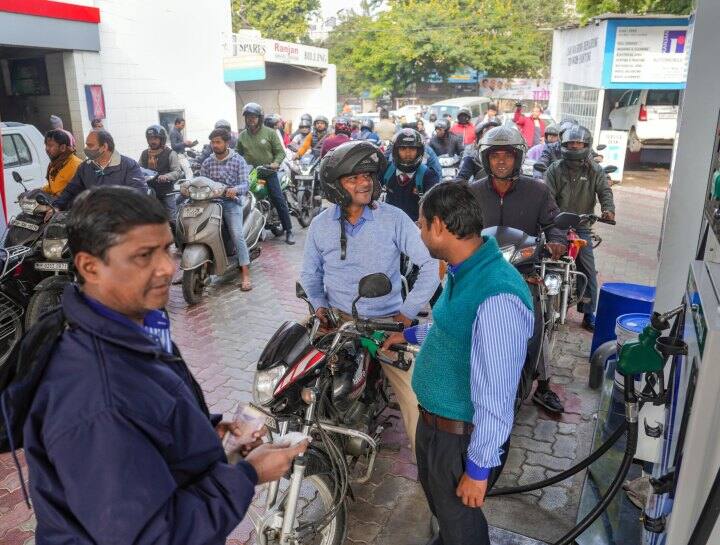 Truck Driver Strike News Lucknow Petrol Diesel Association President on petrol shortage demands police protection ann Truck Driver Strike: लखनऊ में भारी भीड़ के बाद पेट्रोल पंप वालों ने मांगी पुलिस प्रोटेक्शन, डीएम ने दी चेतावनी