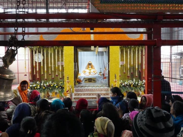Ayodhya News: अयोध्या में 22 जनवरी को रामलला (Ramlala) की प्राण प्रतिष्ठा होगी. इससे पहले नए साल पर भक्तों में भगवान राम (Load Ram) का दर्शन करने के लिए लंबी कतार लगी हुई थी.