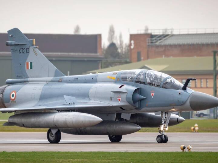 मिराज 2000 भारतीय वायु सेना (IAF) में इस्तेमाल किया जाने वाला एक महत्वपूर्ण लड़ाकू जेट है, जो भारत की रक्षा क्षमताओं में महत्वपूर्ण योगदान देता है. मिराज 2000 एक बहुमुखी  लड़ाकू विमान के रूप में काम करता है.भारत के मिराज 2000 बेड़े को मिराज 2000-5 एमके 2 मानक में अपग्रेड किया गया है. ये फ्रांस की फाइटर जेट है.