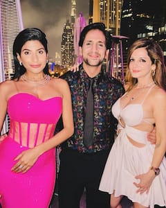 न्यू ईयर पर एक्स बॉयफ्रेंड उदय संग पार्टी करती दिखीं नरगिस फाखरी, ऋतिक रोशन की एक्स वाइफ सुजैन खान ने शेयर की Inside तस्वीरें