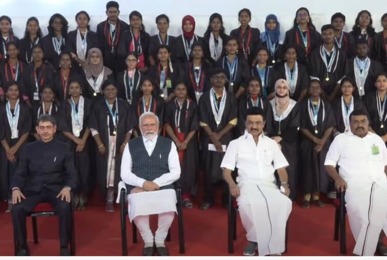 PM Modi Trichy Visit Bharathidasan University Convocation 33 PM Narendra Modi Bharathidasan University Convocation: பாரதிதாசன் பல்கலைக்கழகத்தில் பிரதமர் மோடி; தங்கப்பதக்கம் பெற்ற 33 மாணவர்களுக்குப் பட்டம்