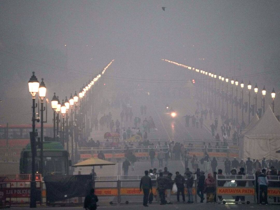 Min Temperature In Delhi Settles At 8.3°C, Trains Running Late As Fog Continues To Cover City Min Temperature In Delhi Settles At 8.3°C, Trains Running Late As Fog Continues To Cover City