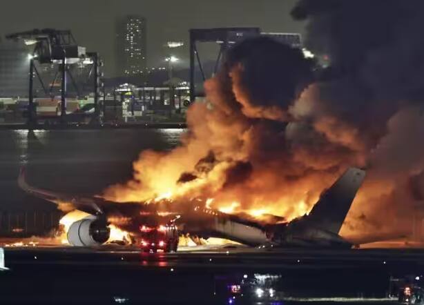 japan-airlines-plane-fire-many-people-dead-and-passengers-evacuated-big-update Japan Plane Fire: ਜਾਪਾਨ ‘ਚ ਏਅਰਪੋਰਟ ‘ਤੇ ਵੱਡਾ ਹਾਦਸਾ, ਦੂਜੇ ਜਹਾਜ਼ ਨਾਲ ਟਕਰਾਉਣ ਕਰਕੇ ਲੱਗੀ ਅੱਗ, ਪੰਜ ਦੀ ਮੌਤ
