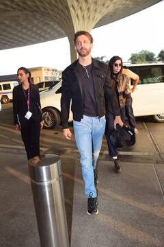 ગર્લફ્રેન્ડ સાથે સ્પૉટ થયો Hrithik Roshan, ડેનિમ જીન્સ-લેધર જેકેટમાં હેન્ડસમ લાગ્યો 'ફાઇટર' એક્ટર, Saba Azadનો પણ સ્ટાઇલિશ લૂક