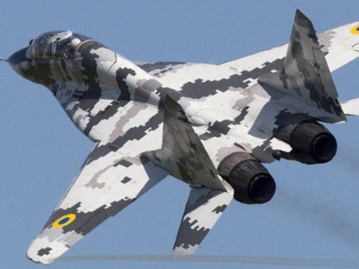 मिग-29, एक फेमस फाइटर जेट है. ये भारतीय वायु सेना (IAF) में एक महत्वपूर्ण भूमिका निभाता है, जो भारत की रक्षा क्षमताओं को बढ़ाता है. ये फाइटर रूस का है.  ट्विन क्लिमोव आरडी-33 आफ्टरबर्निंग टर्बोफैन इंजन से सुसज्जित, मिग-29 असाधारण गति और गतिशीलता का सबूत है.