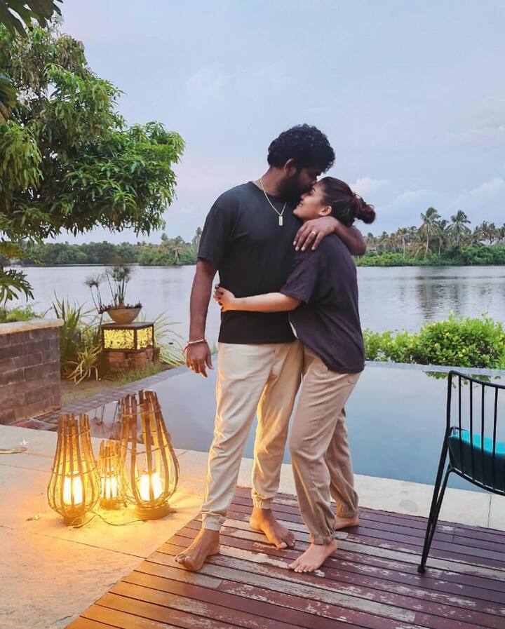 நீண்ட காலமாக காதலித்து வந்த நயன்தாரா-விக்னேஷ் சிவன், திரை நட்சத்திரங்கள் சூழ திருமணம் செய்து கொண்டனர்.
