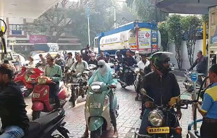 या संपामुळे पेट्रोल पंप बंद राहणार असल्याची बातमी पसरताच पुणेकरांनी पेट्रोल पंपावर चांगलीच गर्दी केली आहे.