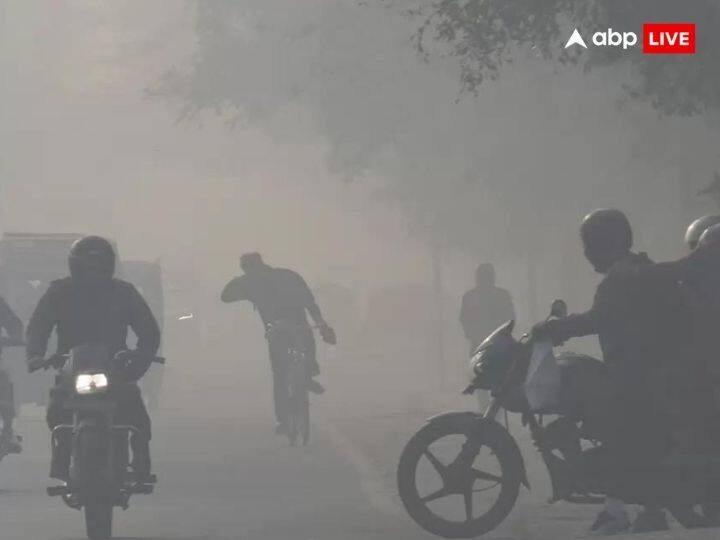 साल 2024 के पहले दिन उत्तर पश्चिम भारत की सुबह कोहरे और कड़ाके की ठंड के साथ हुई. इसके साथ ही, लंबे समय तक सर्द मौसम की चेतावनी जारी की गई है.