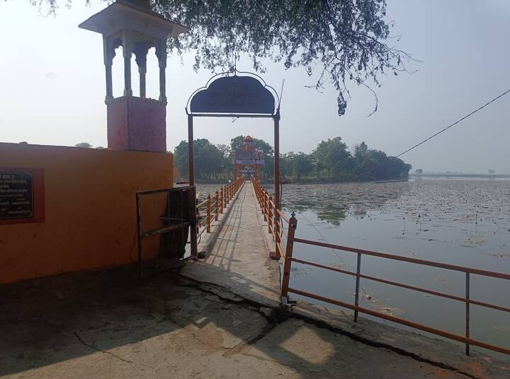 यहां प्राचीन एक से बढकर एक मंदिर हैं जिनकी अपनी विशेष ख्याती है. ऐसे ही एक मंदिर कोटा से 32 किलोमीटर दूर दीगोद क्षेत्र के डूंगरज्या गांव में आता है जहां 28 साल से रामायण चल रही है और 29वें वर्ष में प्रवेश कर चुकी है.