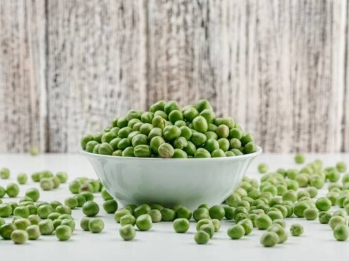 ठंड के मौसम में जिसमें कलरफुल स्वादिष्ट, रंगीन और सब्जियों का मौसम है. सर्दियों को सब्जियों का मौसम कहा जाता है. हरे मटर को भी सर्दियों का महत्वपूर्ण सब्जी कहा जाता है. ये हरी फलियाँ एंटीऑक्सीडेंट से भरपूर हैं, जो विभिन्न विटामिन, खनिज और आहार फाइबर का एक बड़ा स्रोत हैं. चाहे फसल के मौसम के दौरान ताजा आनंद लिया जाए या ठंड के माध्यम से संरक्षित किया जाए, हरी मटर ने विश्व स्तर पर पाक परंपराओं में एक प्रिय और बहुमुखी सामग्री के रूप में अपनी जगह अर्जित की है. आइए देखें कि हम घर पर हरी मटर को लंबे समय तक कैसे संरक्षित रख सकते हैं ताकि लगभग पूरे साल इसका इस्तेमाल कर सकते हैं.