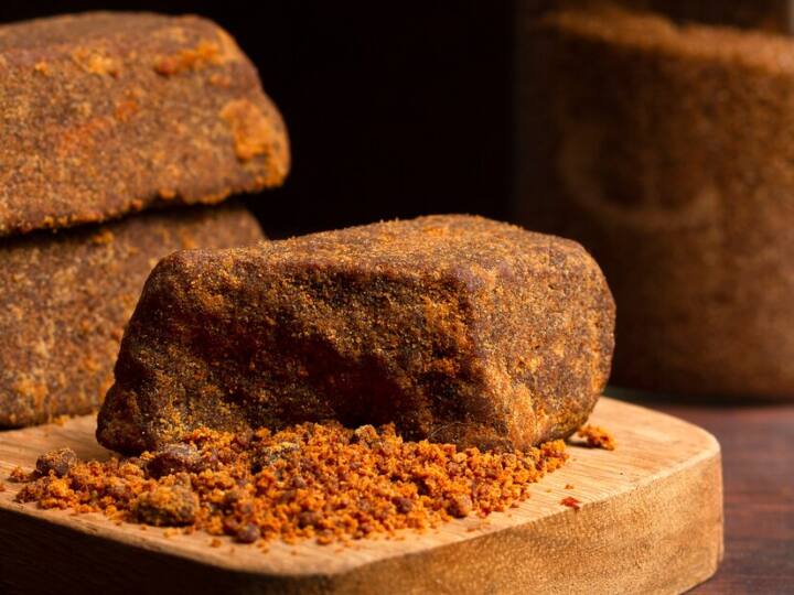 यह हमारी रोग-प्रतिरोधक क्षमता को बूस्ट करता है तथा तनाव दूर करने में भी मदद करता है. इसलिए 1 से 2 साल के बीच के पुराने गुड़ खाने से लाभ अधिक मिलता है.