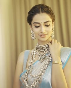 Meenakshi Chaudhary: మాటల్లేవ్ మీనాక్షిని చూసి రెప్పవేయరంతే!