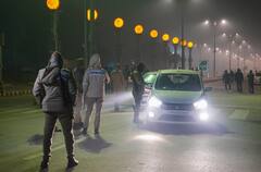 Ram Mandir News: नए साल पर अयोध्या में भक्तों का दिखा उत्साह, रामलला के दर्शन के लिए लगी लंबी कतार, देखें तस्वीर