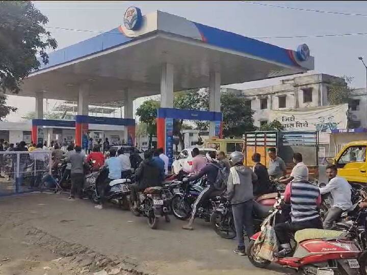 या बैठकीच्या माध्यमातून नागपूर जिल्ह्यामध्ये सर्व पेट्रोल पंपावर पुरेशा प्रमाणात पेट्रोल, डीझेल आणि गॅसचा साठा उपलब्ध आहे.याशिवाय पेट्रोल पंपांना पुरवठा करणाऱ्या डेपोमध्ये मुबलक इंधनसाठा उपलब्ध आहे. गरज पडल्यास पोलीस संरक्षणात पेट्रोल पुरवण्यात येईल. त्यामुळे नागरिकांनी इंधन संपल्याच्या अफवावर विश्वास ठेवू नये, लवकरच  परिस्थिती सुधारेल. असे आवाहन जिल्हाधिकारी डॉ. विपीन इटनकर यांनी केले आहे.