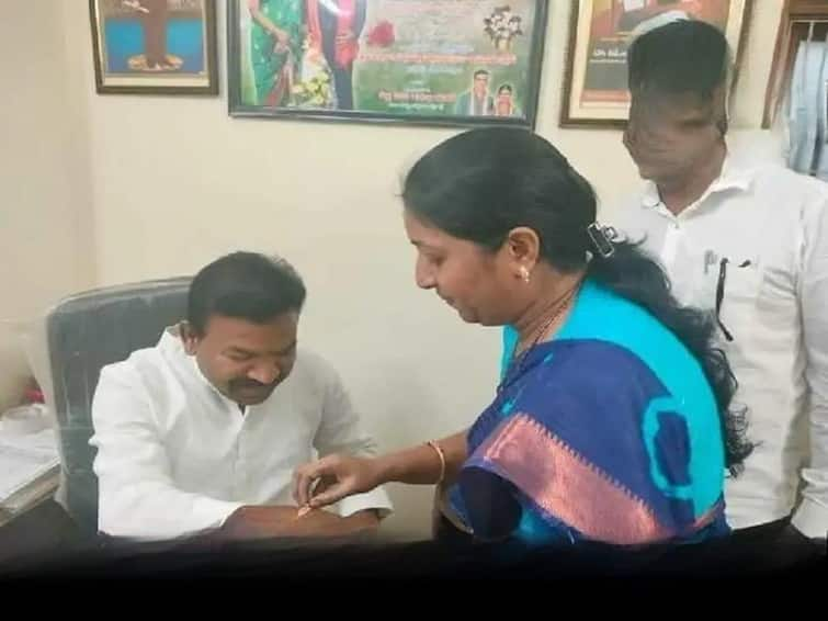 Manakonduru mla Kavvampally Satyanarayana behaviour gets controversy in new year celebrations Congress News: వివాదాస్పదంగా కాంగ్రెస్ ఎమ్మెల్యే ప్రవర్తన, మహిళతో అలా చేయొచ్చా? - వైరల్ వీడియో