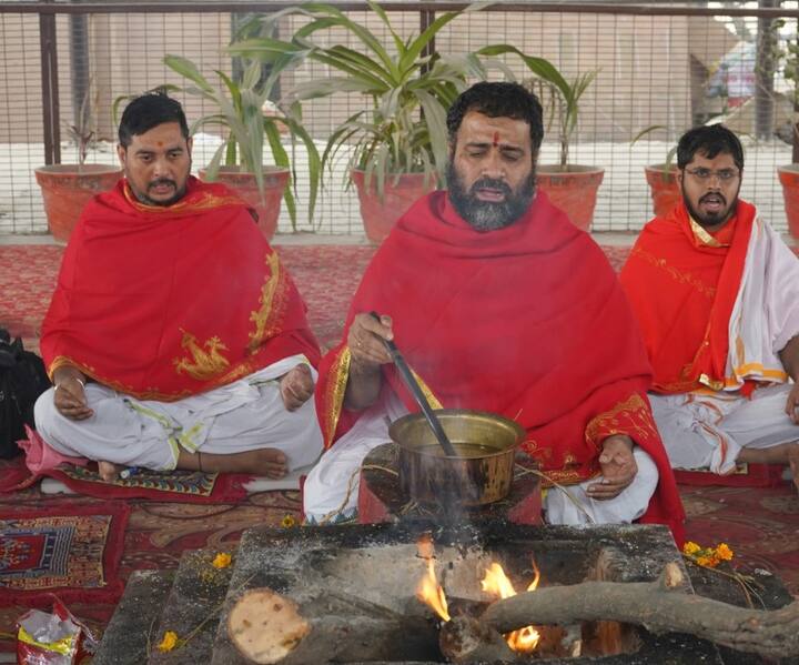 એન્જિનિયરના કહેવા પ્રમાણે, સનાતન ધર્મના જૂના મંદિરોમાં પ્રવેશદ્વાર થોડા અંતરે બનાવવામાં આવ્યા છે. અહીં પણ જન્મસ્થળની પરિમિતિથી 600 મીટર પહેલાં બિરલા ધર્મશાળાની સામે 35 ફૂટ ઊંચા બે ગેટવે બનાવવામાં આવ્યા છે.