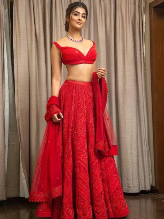 పూజా హెగ్డే లెహంగాలు ఏ ఫంక్షన్​కైనా ఇట్టే సెట్​ అయిపోతాయ్​
