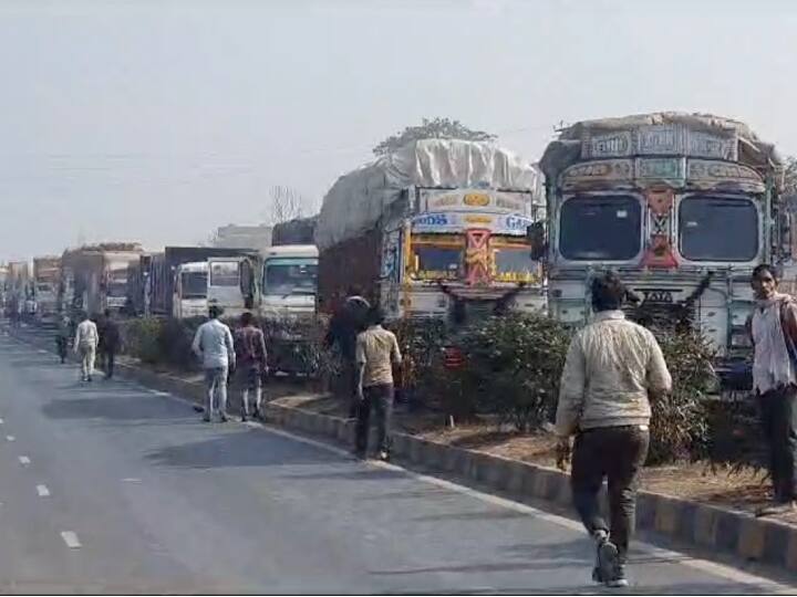 UP Transporters Protest kushinagar Drivers protest against new hit and run law ann Transporters Protest: नए सड़क कानून के विरोध में कुशीनगर में भी उतरे ड्राइवर, जगह-जगह किया चक्का जाम, जमकर नारेबाजी