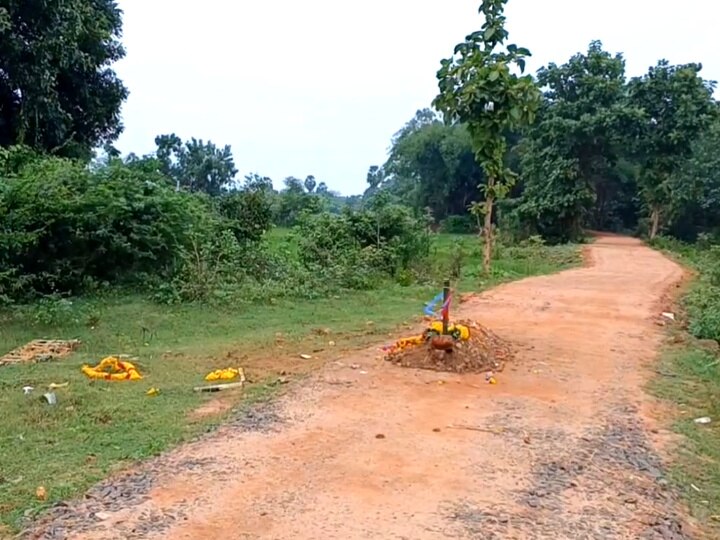 சாலை அமைக்க எதிர்ப்பு தெரிவித்து சாலையில் புதைக்கப்பட்ட உடல்கள் - சீர்காழி அருகே பரபரப்பு