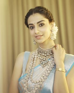 Meenakshi Chaudhary: మాటల్లేవ్ మీనాక్షిని చూసి రెప్పవేయరంతే!