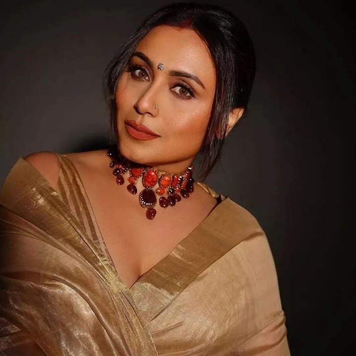 इस दौरान करण जौहर भी वहां मौजूद थे. तब करण ने आलिया के तुम क्या मिले गाने की शूटिंग की के बारे में बात की थी. करण की बात पर रिएक्ट करते हुए रानी ने कहा- उस समय किसी ने उनसे नहीं पूछा था कि उन्हें ठंड तो नहीं लग रही थी.