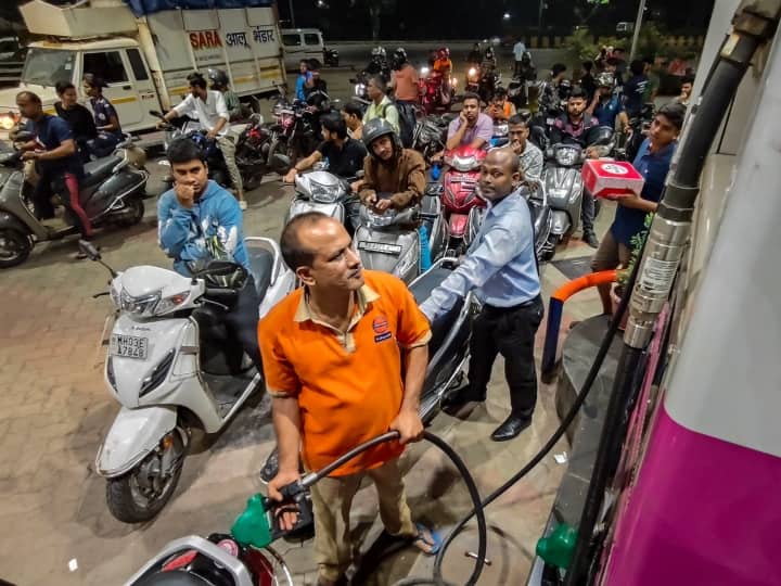 Truck Drivers Strike: मुंबई और नागपुर के पेट्रोल पंप पर वाहनों की लंबी कतार देखी गई. दरअसल, ट्रक ड्राइवर की हड़ताल के कारण लोगों को आशंका है कि आगे ईंधन की किल्लत से जूझना पड़ सकता है.